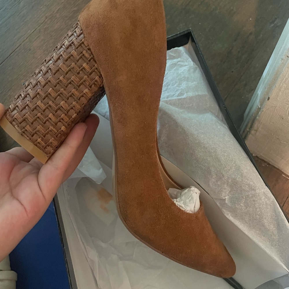 Caramel suede pumps